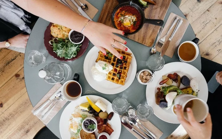 
			Durante el mes de junio, en las Estaciones Saludables fijas se realizarán charlas abiertas a la comunidad y actividades al paso sobre la cocina tradicional, el valor cultural de los alimentos y la comensalidad.