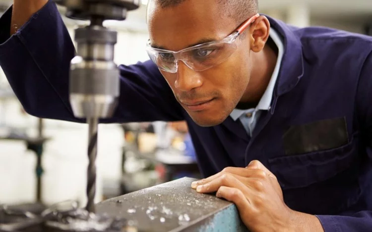 En el entorno laboral, la seguridad es una prioridad indiscutible. Para quienes se desenvuelven en sectores industriales, la protección ocular se convierte en un elemento crucial.