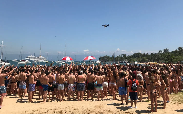
			Un increíble viaje con más de 3.000 jóvenes a bordo del Costa Fascinosa.