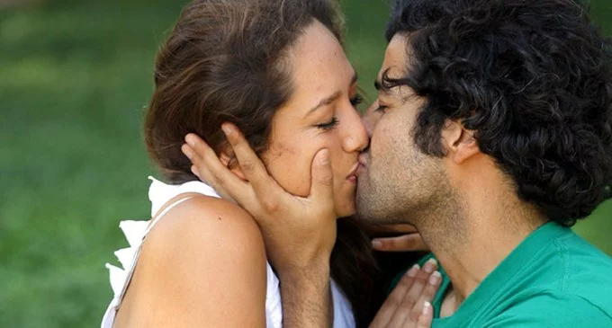 Los besos elevan la autoestima: Razones y efectos en las personas