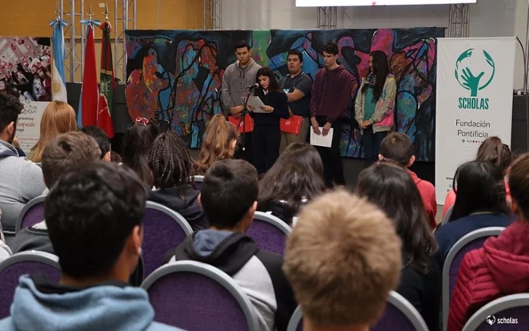 
			En el marco del programa Scholas Ciudadanía 250 alumnos de Concordia de 16 escuelas públicas, privadas, laicas y confesionales revelaron que les preocupa la falta de atención a la juventud y la discriminación.