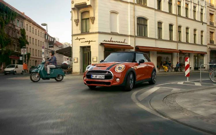 
			Una nueva pauta ha marcado MINI en diseño y tecnología con nuevas combinaciones que le permiten ofrecer 15 diferentes versiones.