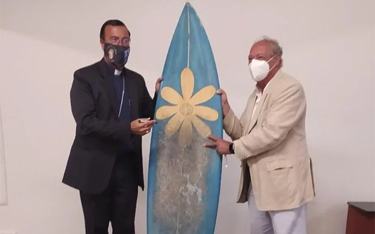 
			El Obispado de Mar del Plata, Scholas Occurrentes, las universidades y colegios acuerdan un programa educativo a partir del surf.