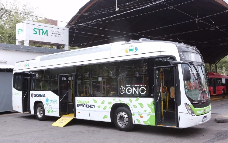 
			La empresa que opera el transporte de pasajeros en la ciudad de Mendoza probará una unidad demo de la línea Scania Green Efficiency impulsada a gas. Con el objetivo de fortalecer la movilidad sustentable, ambas entidades firmaron una alianza estratégica.