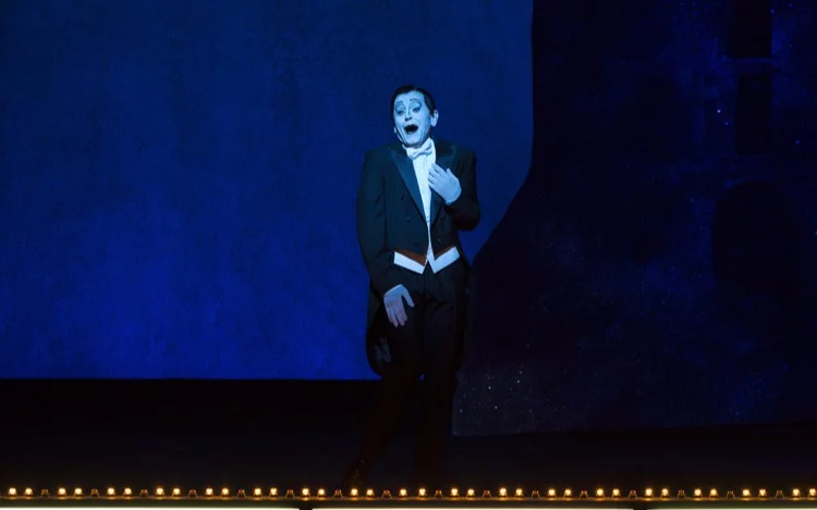 
			Luego del éxito mundial de The old woman, Baryshnikov y Wilson vuelven a encontrarse en Letter to a man una adaptación realizada por el icónico director sobre Diarios de Nijinsky. Un extraordinario documento en el que el célebre bailarín ruso relata su lucha por no caer en la locura y que ayuda a entender los sucesos que lo llevaron a terminar sus días en un manicomio.