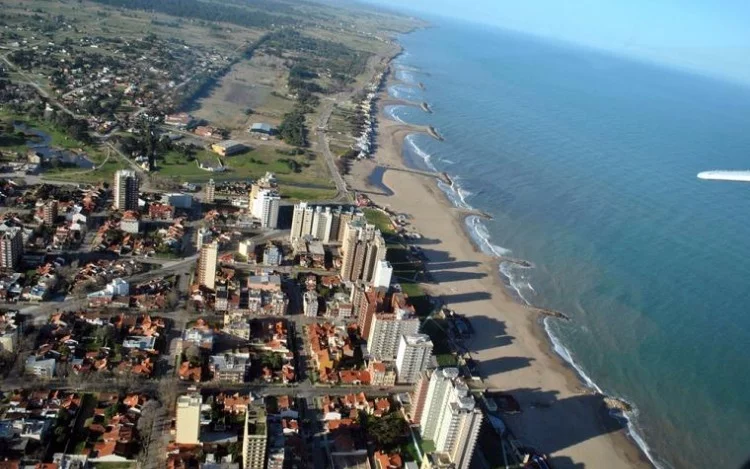 Desde Mar del Plata hacia el sur y por la ruta provincial N°11, luego de recorrer 45 km por un camino bordeado de pinos, eucaliptos, acacias y mar, se alcanza esta villa veraniega del partido de General Alvarado, que suma a sus playas de excelencia numerosas opciones para disfrutar.
