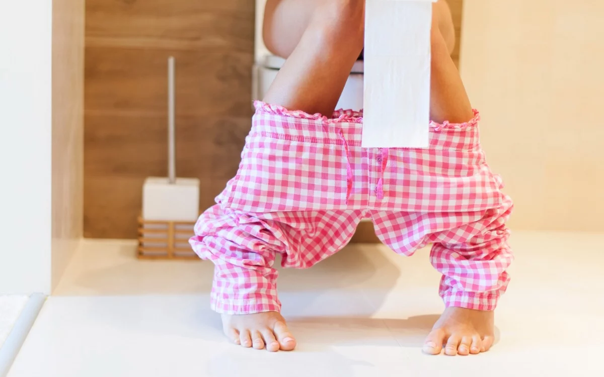 Descargar el inodoro con la tapa levantada puede dispersar aerosoles con microbios. La ciencia explica por qué representa un riesgo.
