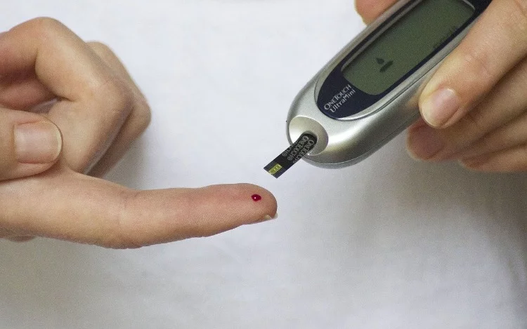 
			¿Por qué aumentan sus niveles de azúcar en sangre durante la noche y qué puede hacer para prevenir esto? Aprenda estrategias para controlar los niveles altos de azúcar en sangre durante la noche y por la mañana, incluidos refrigerios saludables a la hora de acostarse.