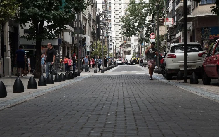 
			Once Peatonal es uno de los principales nodos intermodales de transporte de la Ciudad con una alta concentración de edificios patrimoniales. Siempre tuvo muy baja oferta de espacio peatonal.