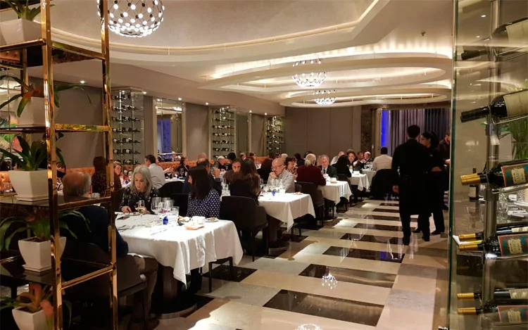 
			En su primera versión la cena fue inspirada en el chef Ramiro Rodríguez Pardo, en el Restaurat Negresco.