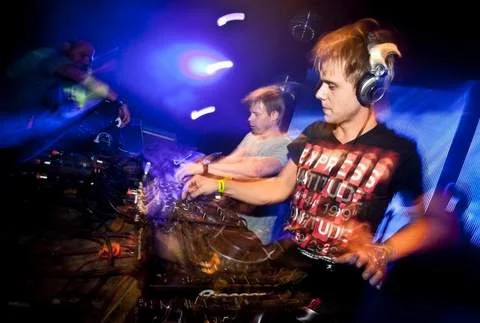 Los padres podrían supervisar vía web los locales nocturnos a los que concurren sus hijos.