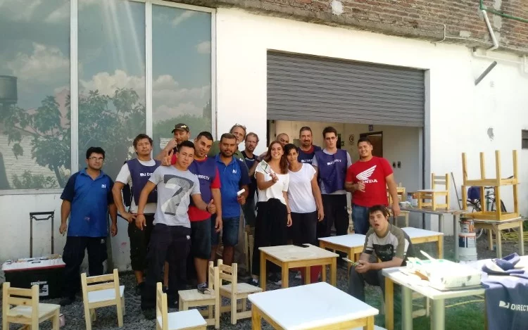 El viernes 2 de marzo, DirecTV donó percheros, mesas y sillas infantiles para el espacio de Primera Infancia. Además participaron 25 voluntariados de su empresa para pintarlas.