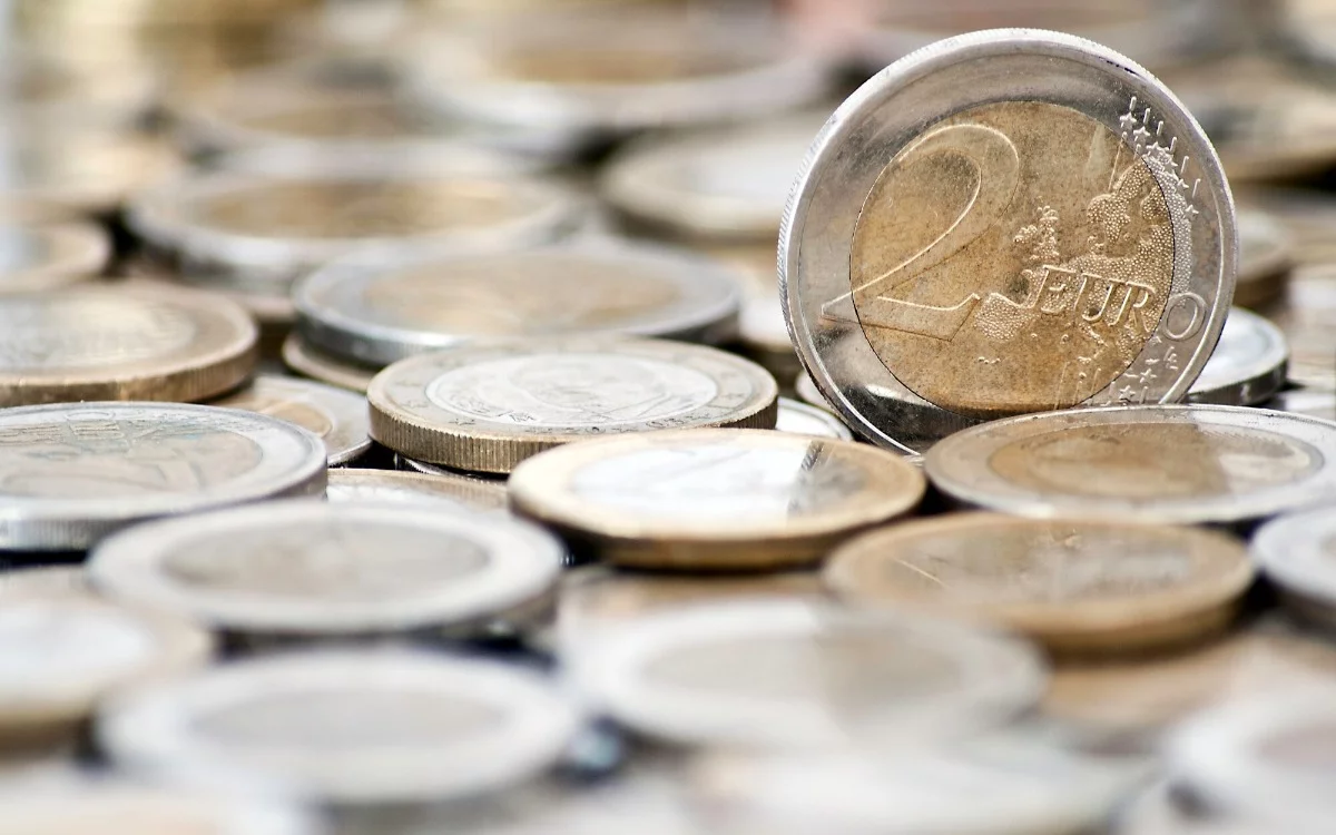 ¿Tienes una moneda de 2 euros falsa? Aprende a identificarla.