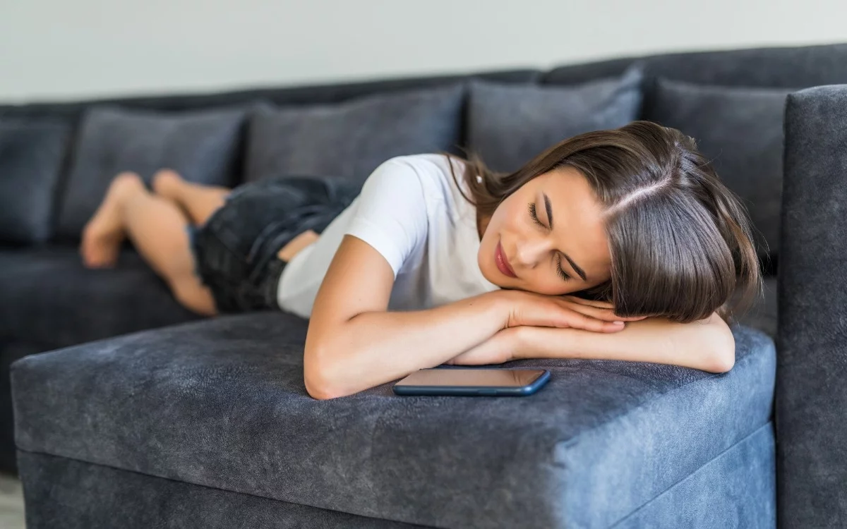 ¿Por qué dormir en el sofá es tan irresistible? expertos revelan las razones detrás de esta costumbre tan común