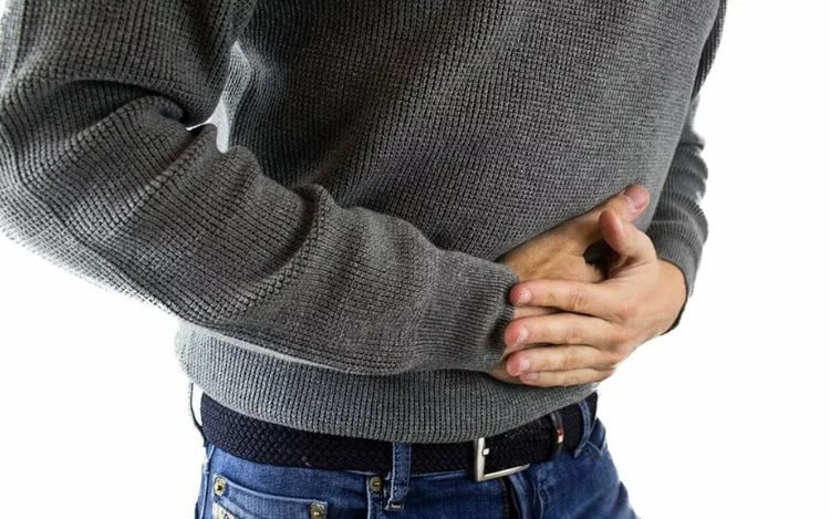 
			Es un trastorno funcional digestivo, que se caracteriza clínicamente por la asociación de hinchazón, dolor o molestia abdominal y alteraciones en el hábito deposicional, que puede variar desde estreñimiento, diarrea o ambos.