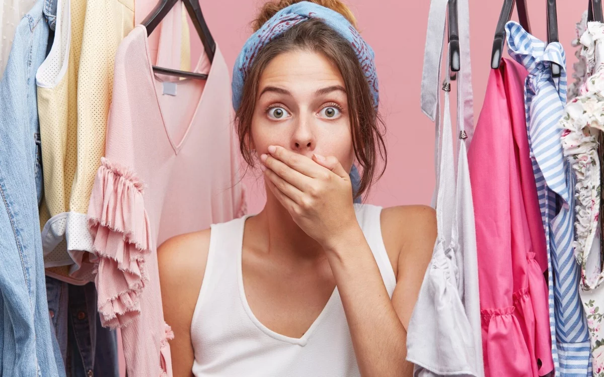 Qué significa poner saquitos de té en la ropa: el truco casero que soluciona uno de los grandes problemas en nuestras prendas