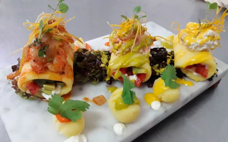 
			La cocina peruana está de moda. En Argentina podés probar sus sabores, texturas y colores en Quechua Restó, a cargo del chef Julio Marín, que logra fusionar lo mejor del Perú con sabores locales. Todo en Quechua es preparado por él mismo y se nota en la calidad de sus platos.