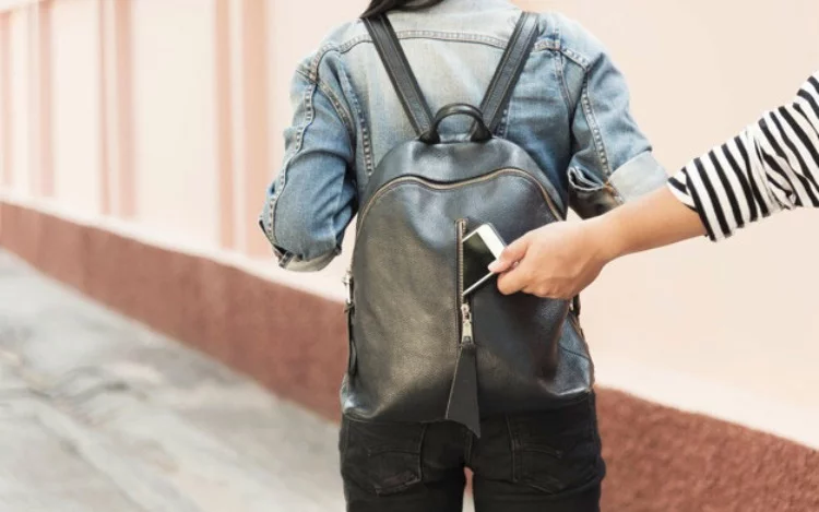 Si bien es cierto que nadie está exento de experimentar este tipo de situaciones, sí que se pueden aplicar medidas para prevenir ser víctima del crimen común.
