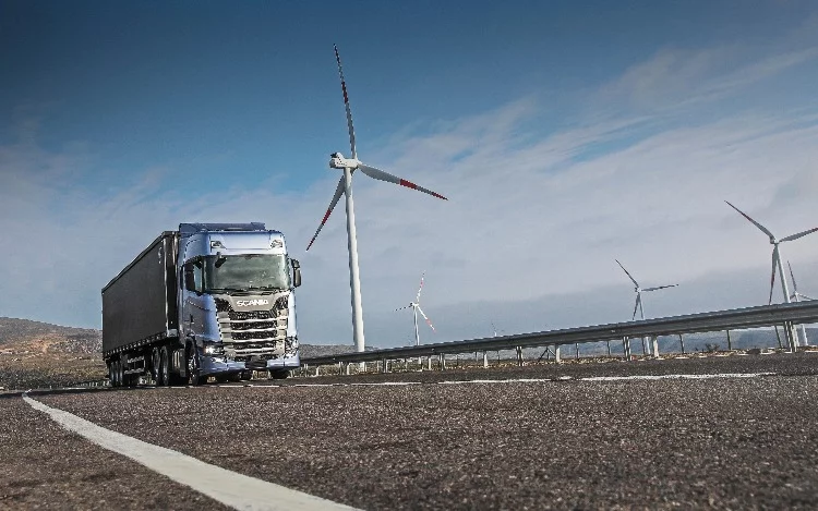 
			Un parque eólico ubicado en la provincia de Córdoba le provee los 22.400 MW necesarios para que funcione su operación industrial y comercial. Este acuerdo la convierte en la primera empresa “fossil free” de la industria automotriz argentina.
