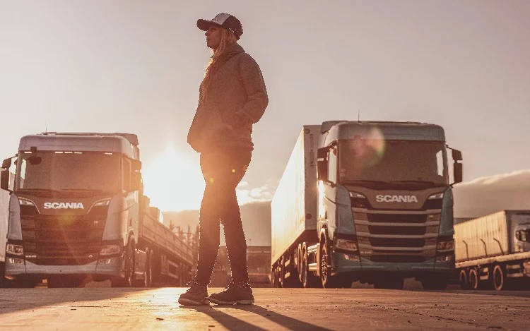 
			Con el objetivo de reducir la brecha de género existente en el sector del transporte, la compañía abrirá la inscripción a la tercera edición del programa de capacitación que brinda a 12 mujeres de todo el país las herramientas para convertirse en conductoras de camión profesionales.