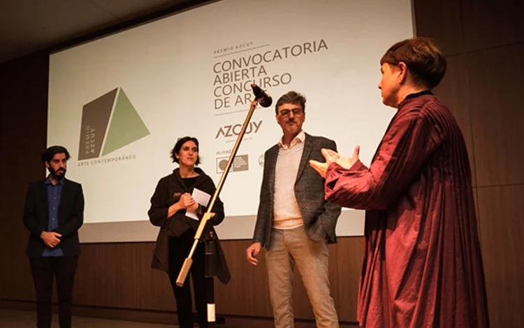 
			Artistas individuales y colectivos de artistas de todo el país podrán participar del concurso, que seleccionará una obra inédita para ser emplazada en DONNA Acqua, el nuevo edificio residencial desarrollado por Azcuy. El ganador será premiado con un monto de $800.000, además de la producción de la obra.