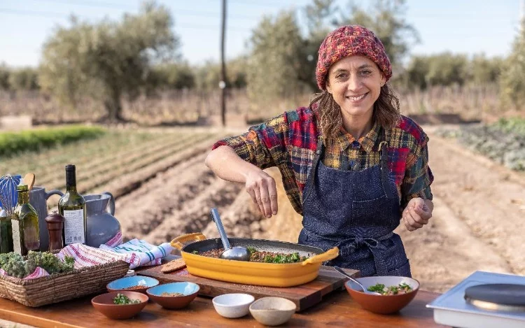 
			Cocineros Argentinos, el ciclo producido por Kapow que lleva 11 años ininterrumpidos en la televisión, recibe a los reconocidos chef Soledad Nardelli y Christophe Krywonis quienes visitarán el programa de TV Pública para cocinar platos de sus abuelas. La conductora de “Nardelli al natural” preparará un risotto el martes 26 y el francés deleitará a Ximena Sáenz, Juan Braceli y Juan Ferrara con una especial merluza con verduras el
miércoles 27.
