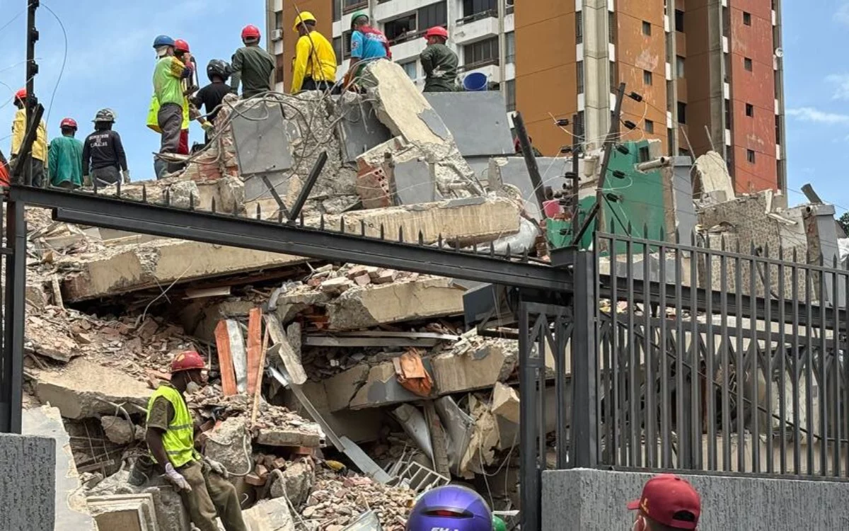 
			Venezuela comenzó a recibir ayuda humanitaria de decenas de países y organismos internacionales tras la emergencia provocada por los terremotos.