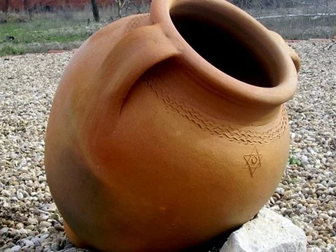 Historias : “ Un cargador de agua de la India ten&iacute;a dos grandes vasijas que colgaba a los extremos de un palo y que llevaba encima de los hombros. …” 