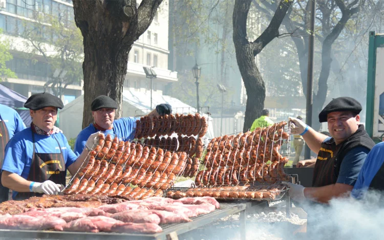 
			El domingo 20 de agosto, el Obelisco será el epicentro de la gastronomía argentina. Parrillas y Parrilleros te permitirán saborear las mejores carnes del país en esta nueva edición del Campeonato Federal del Asado. La música también estará presente con espectáculos de Malevo, Los Totora y Antonio Tarrago Ros.