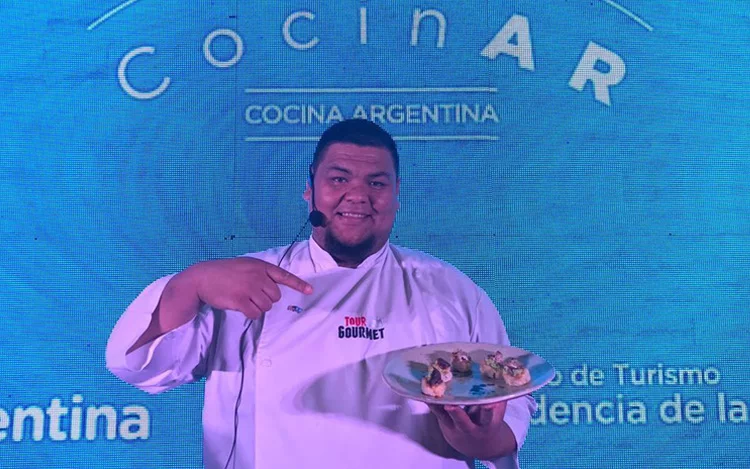 
			Apoyado por la provincia de Chaco, Oscar “Coto” Fernández se presentó en el escenario principal de Caminos y Sabores, la feria que finalizó el domingo su 13ª edición en La Rural, donde preparó un canapé de mandioca. Pero detrás de sus presentaciones culinarias, el cocinero criado en la Villa 21 de Barracas guarda una historia de vida que merece ser contada.