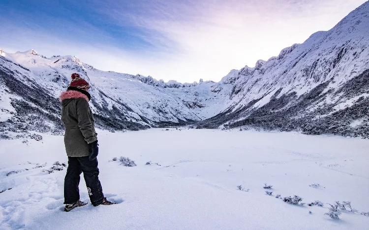 
			Con enorme demanda por tener nieve garantizada hasta el 3 de octubre, se agregan vuelos hacia Ushuaia. El paraíso austral se volvió un destino fácil de alcanzar a sólo 3 horas de Buenos Aires. Más de 35 frecuencias semanales y un sinfín de experiencias únicas son parte del menú que Infodeushuaia ofrece en la temporada de nieve más larga de Sudamérica.