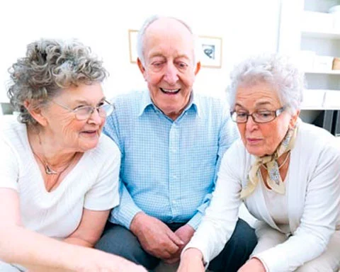 
			Hoy los hombres y mujeres mayores de 65 años se destacan por ser personas activas, predispuestas y permeables al cambio y en permanente contacto con la innovación